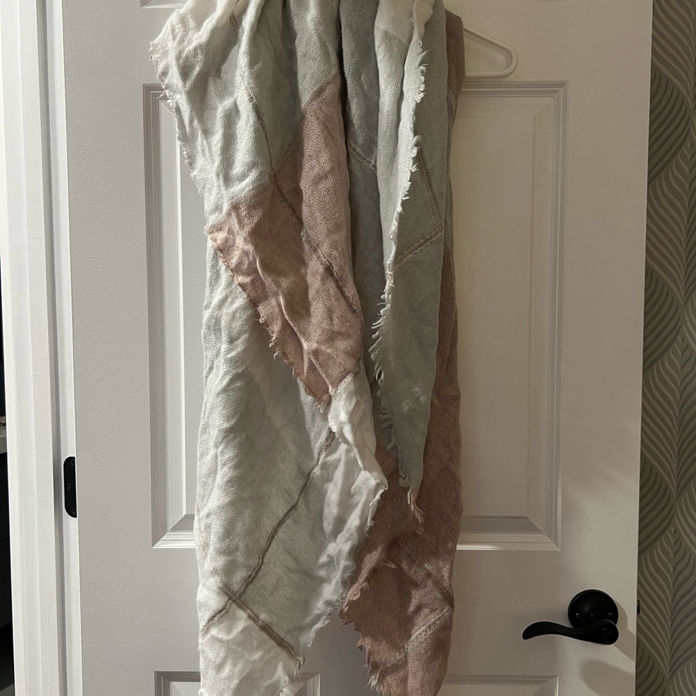LC Lauren Conrad Beige and White Scarf